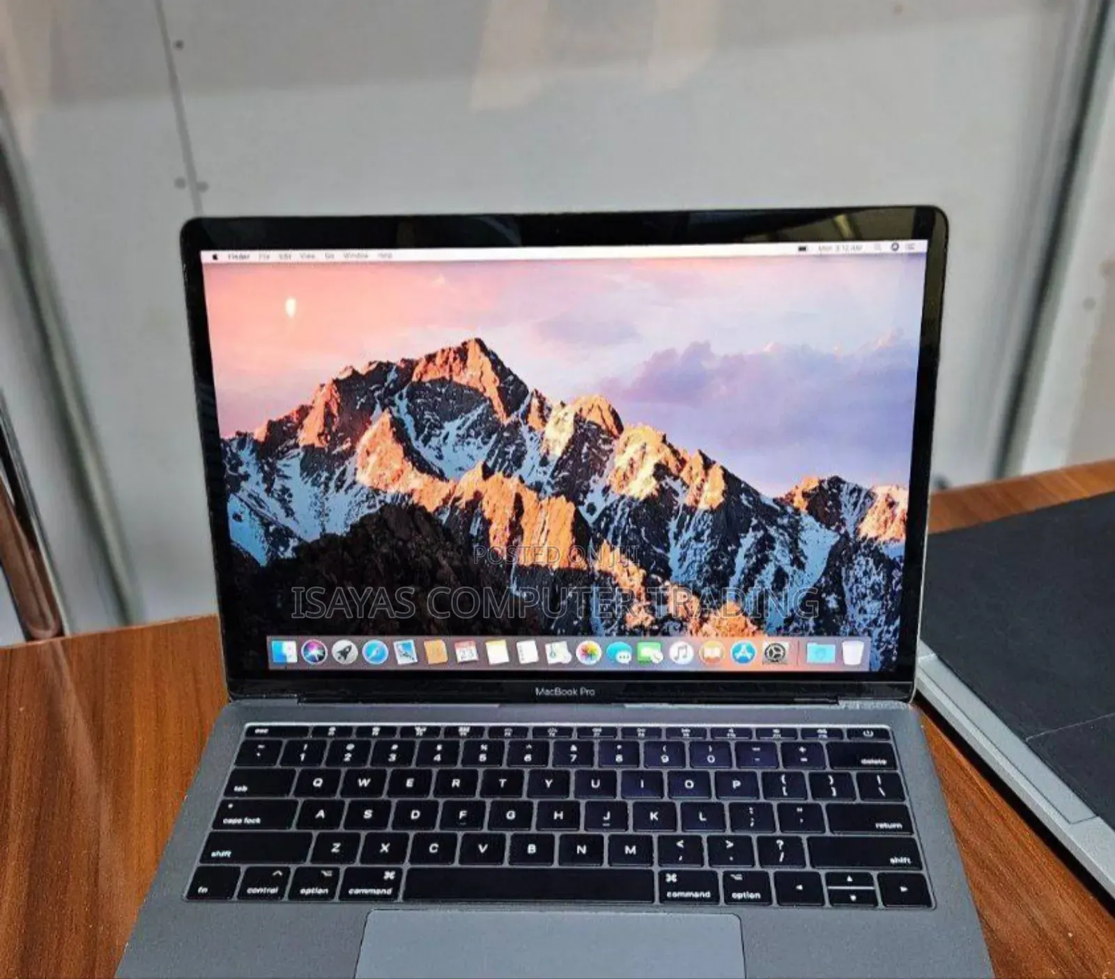 New Laptop Apple MacBook Pro 2017 8GB Intel Core i5 SSD 256GB
