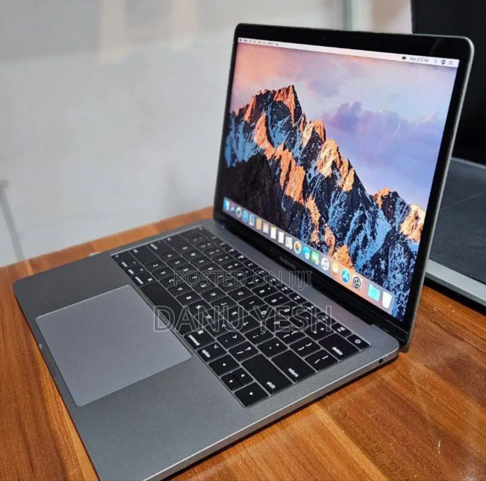 New Laptop Apple MacBook Pro 2017 8GB Intel Core i5 SSD 256GB