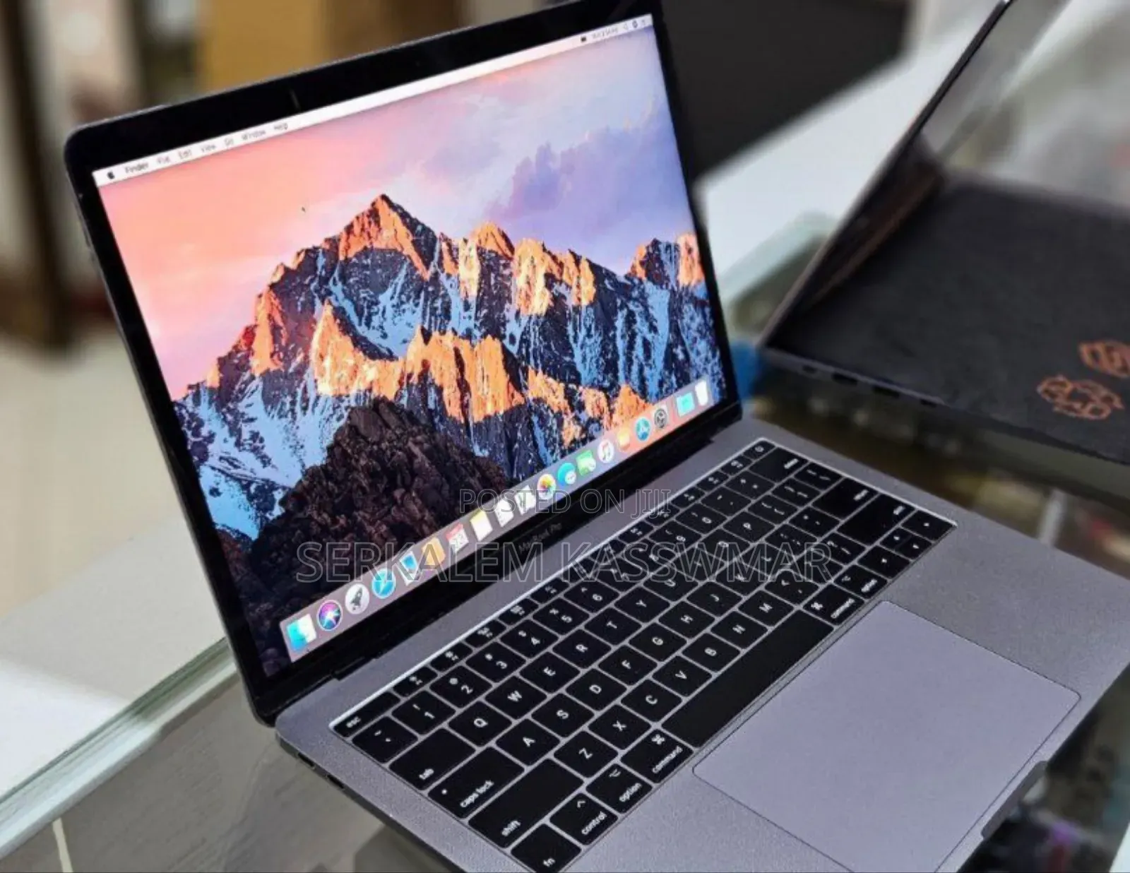 New Laptop Apple MacBook Pro 2017 8GB Intel Core i5 SSD 256GB