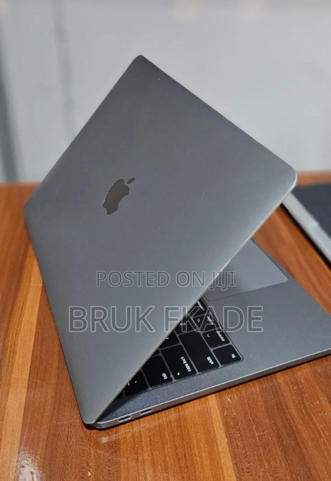 New Laptop Apple MacBook Pro 2017 8GB Intel Core i5 SSD 256GB