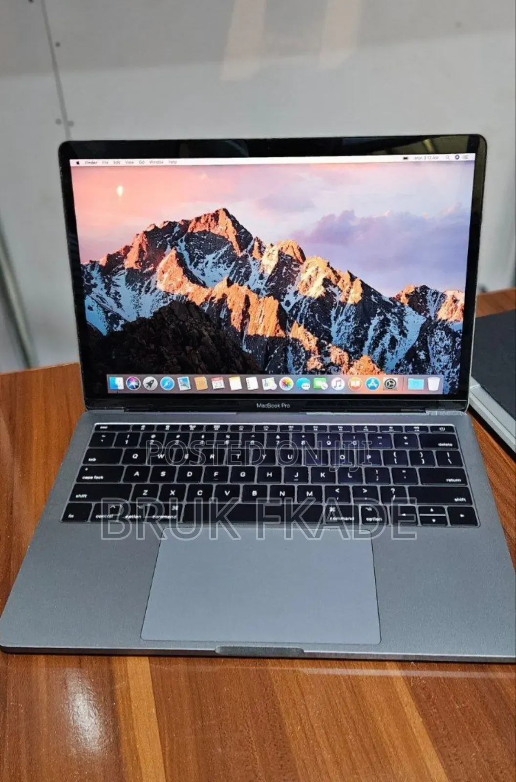 New Laptop Apple MacBook Pro 2017 8GB Intel Core i5 SSD 256GB