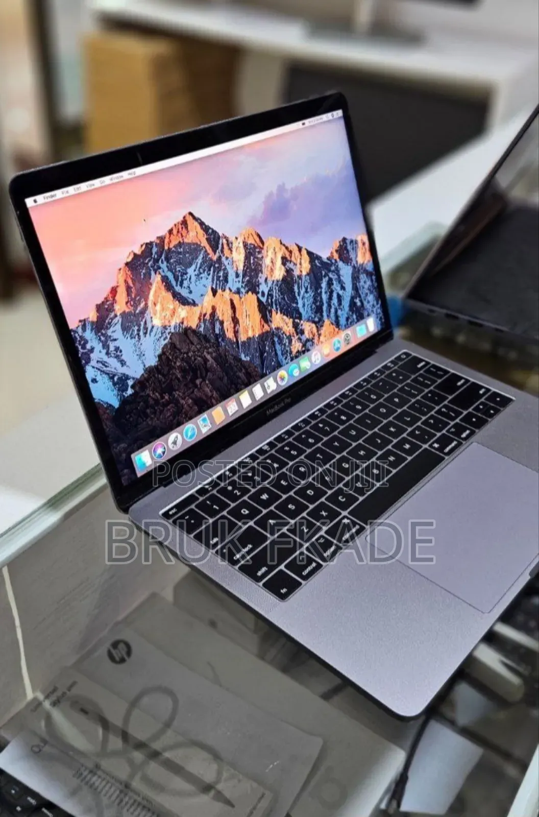 New Laptop Apple MacBook Pro 2017 8GB Intel Core i5 SSD 256GB