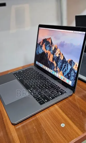 New Laptop Apple MacBook Pro 2017 8GB Intel Core i5 SSD 256GB