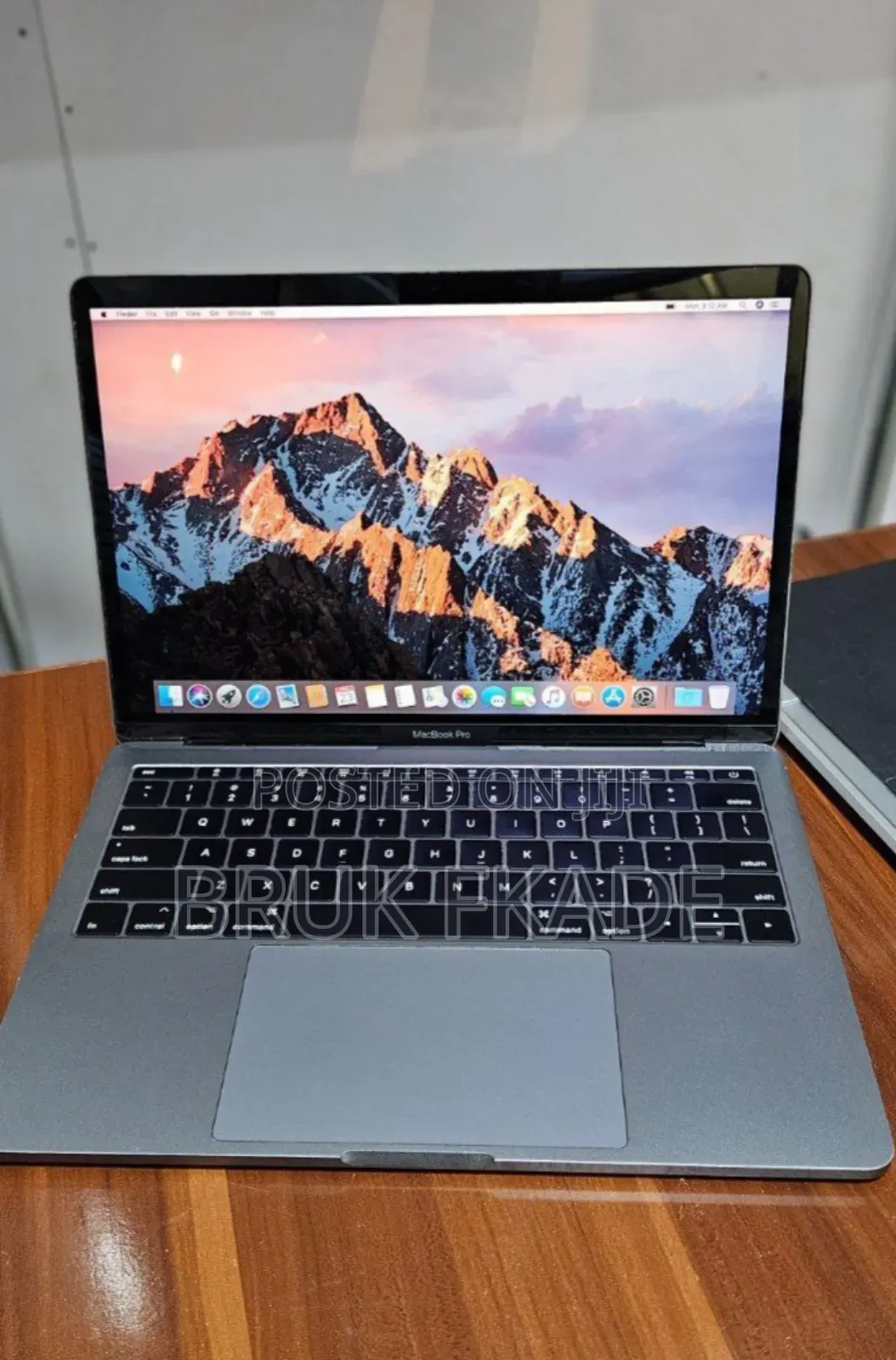 New Laptop Apple MacBook Pro 2017 8GB Intel Core i5 SSD 256GB