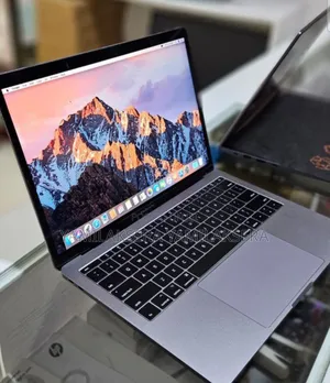 New Laptop Apple MacBook Pro 2017 8GB Intel Core i5 SSD 256GB