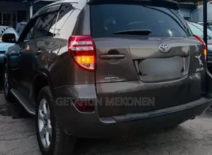 Toyota RAV4 2011 Gold