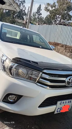 Toyota Hilux 2023 White
