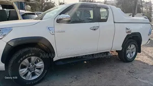 Toyota Hilux 2023 White