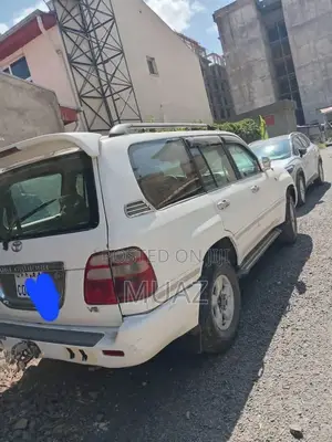 Toyota Land Cruiser 2000 White