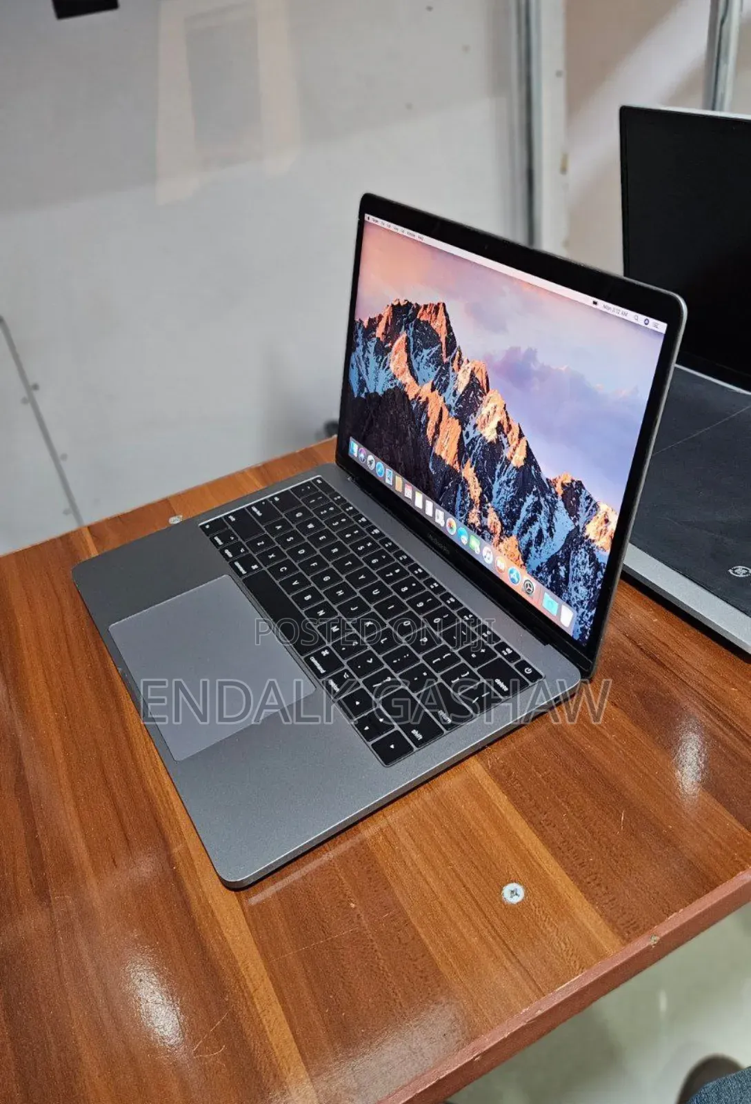 New Laptop Apple MacBook Pro 2017 8GB Intel Core i5 SSD 256GB