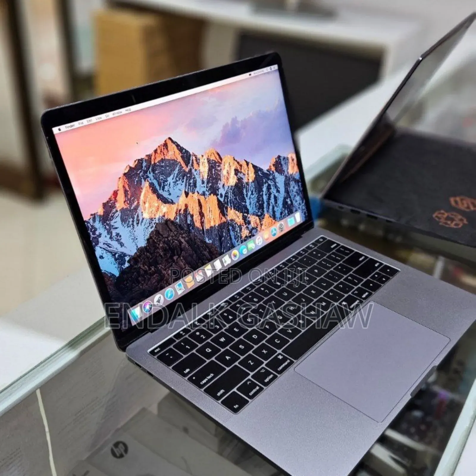 New Laptop Apple MacBook Pro 2017 8GB Intel Core i5 SSD 256GB