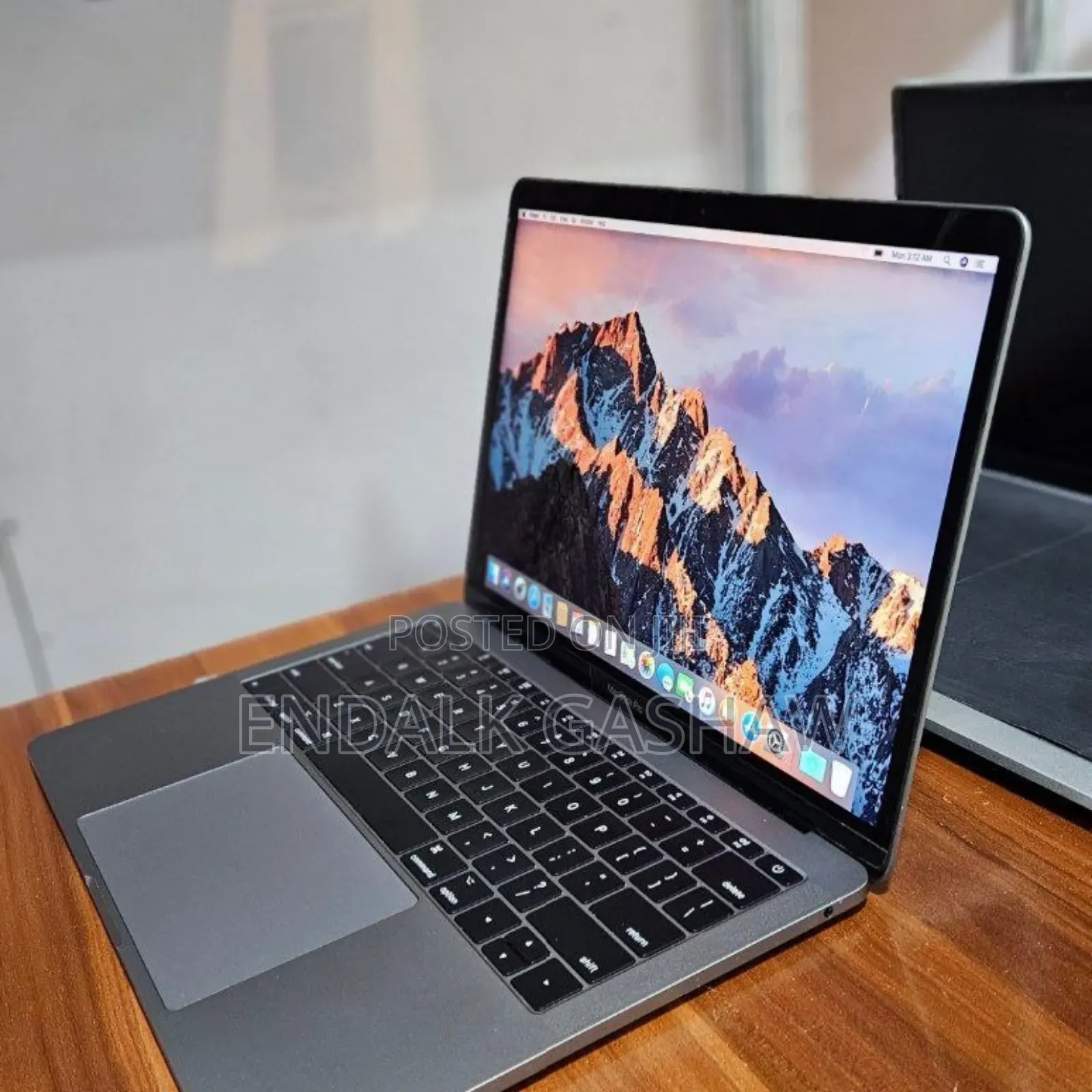 New Laptop Apple MacBook Pro 2017 8GB Intel Core i5 SSD 256GB