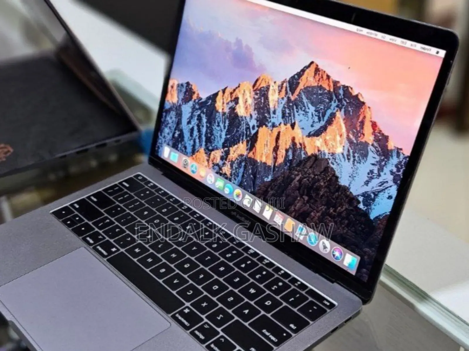 New Laptop Apple MacBook Pro 2017 8GB Intel Core i5 SSD 256GB