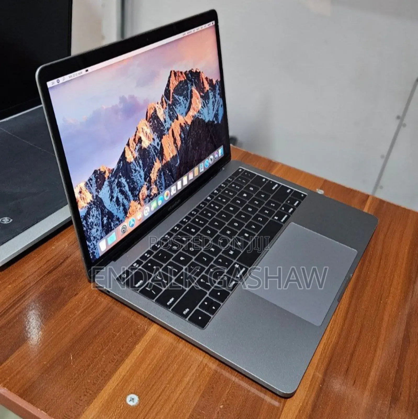 New Laptop Apple MacBook Pro 2017 8GB Intel Core i5 SSD 256GB