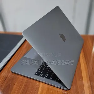 New Laptop Apple MacBook Pro 2017 8GB Intel Core i5 SSD 256GB
