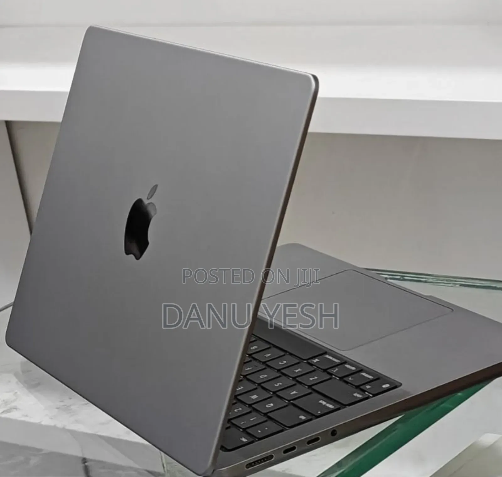 New Laptop Apple MacBook Pro 8GB Apple M3 SSD 512GB