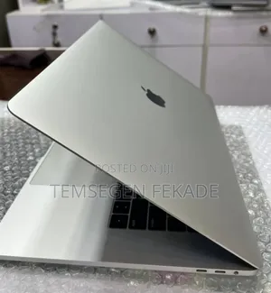 New Laptop Apple MacBook Pro 2018 16GB Intel Core i7 SSD 256GB