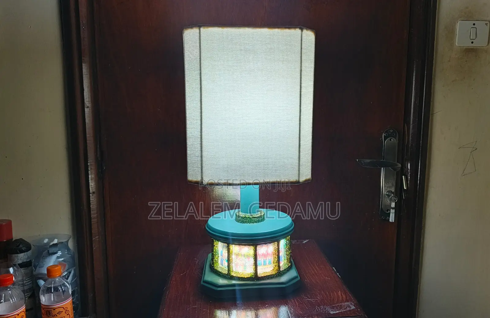 Table Lamp (የጠረጴዛ መብራት)
