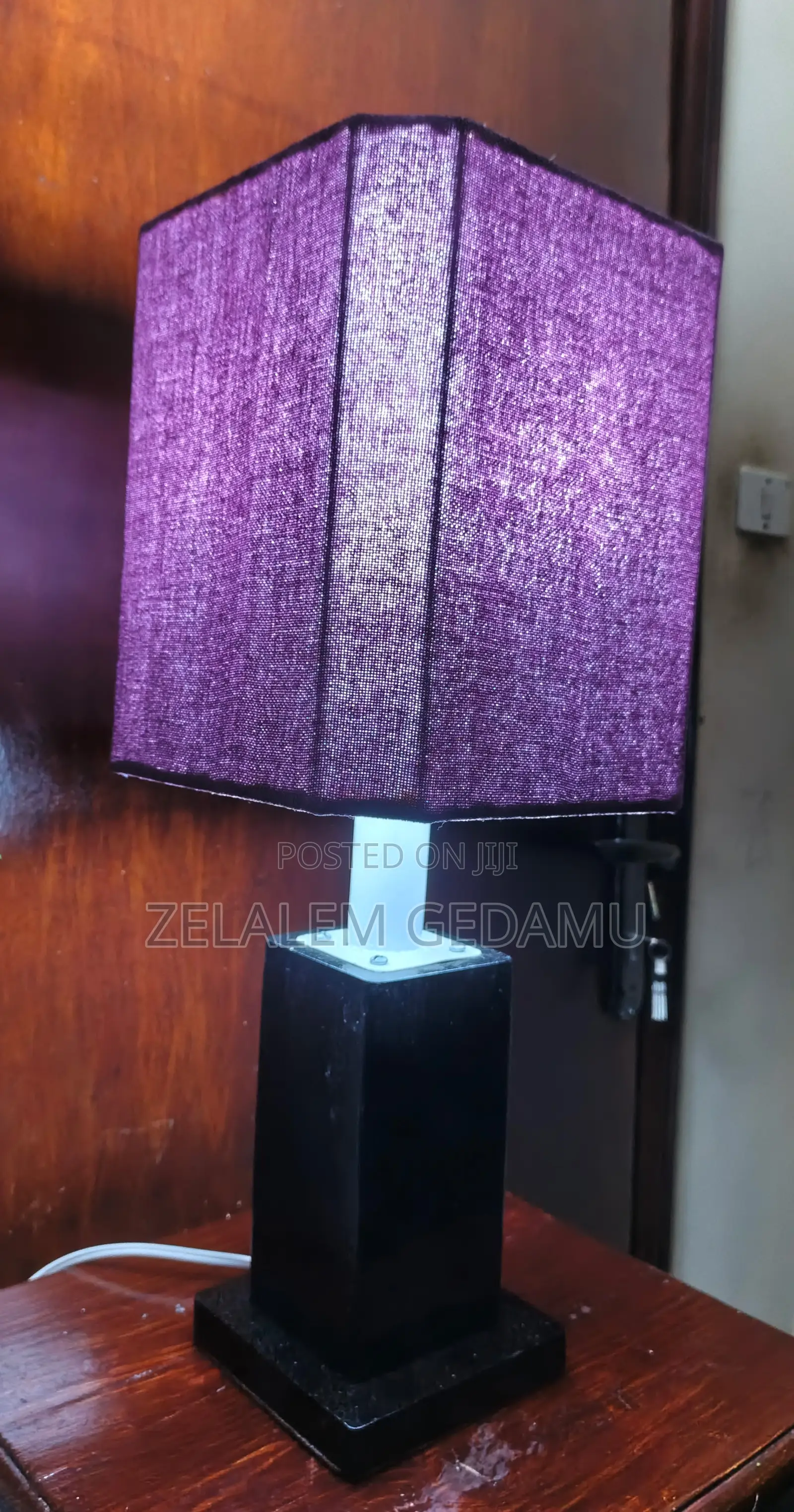 Table Lamp (የጠረጴዛ መብራት)