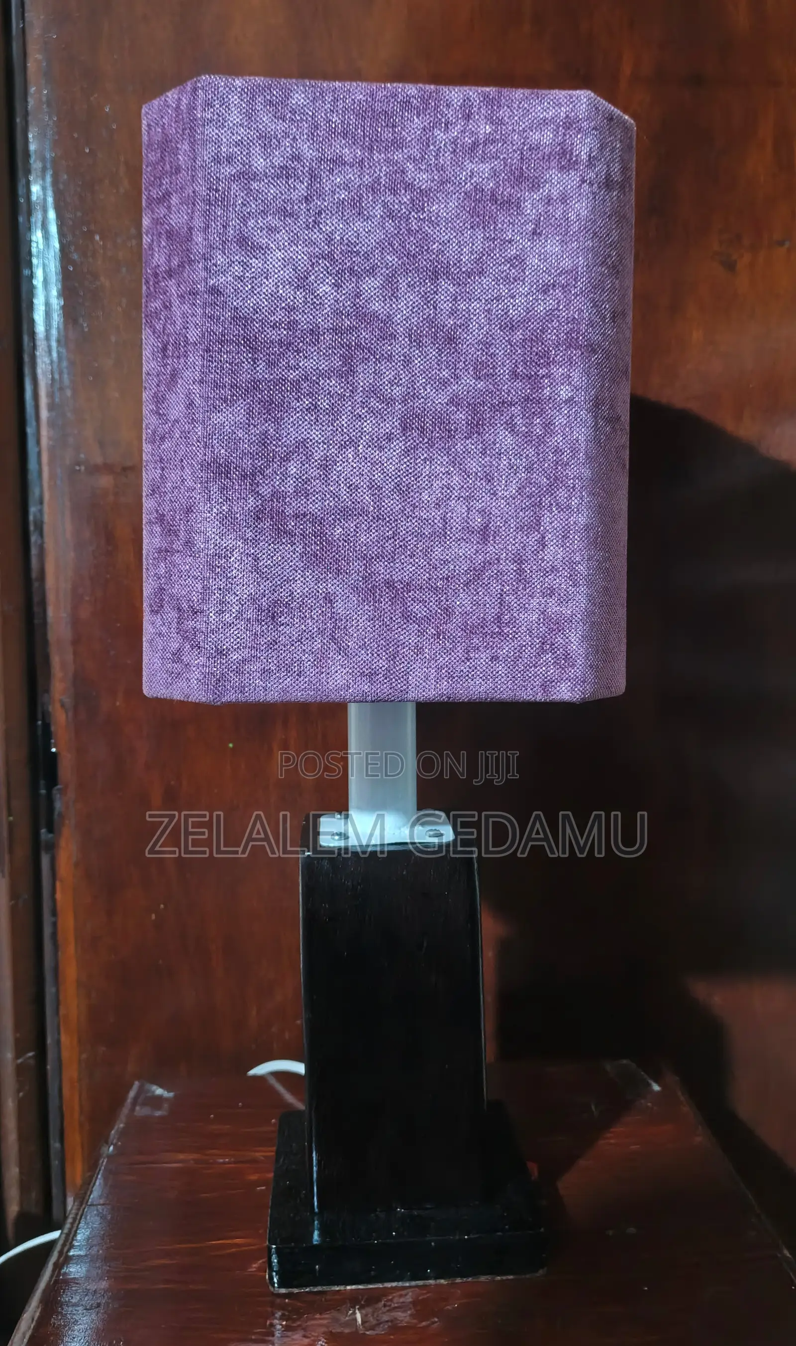 Table Lamp (የጠረጴዛ መብራት)