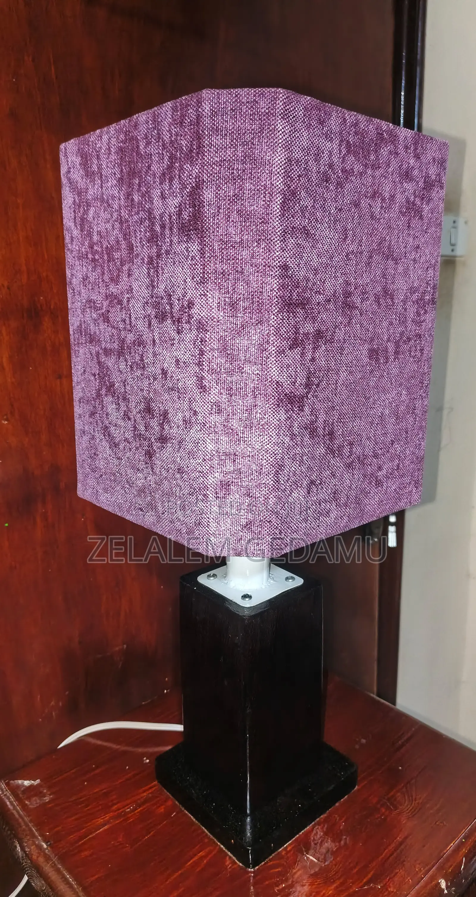 Table Lamp (የጠረጴዛ መብራት)