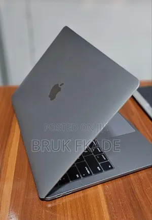 New Laptop Apple MacBook Pro 2017 8GB Intel Core i5 SSD 256GB