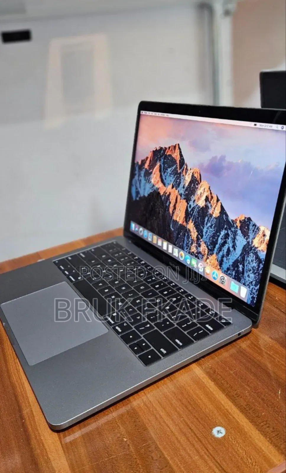 New Laptop Apple MacBook Pro 2017 8GB Intel Core i5 SSD 256GB