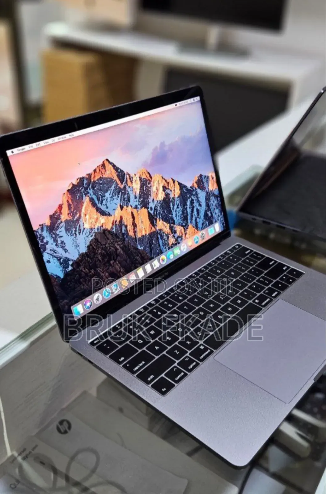 New Laptop Apple MacBook Pro 2017 8GB Intel Core i5 SSD 256GB
