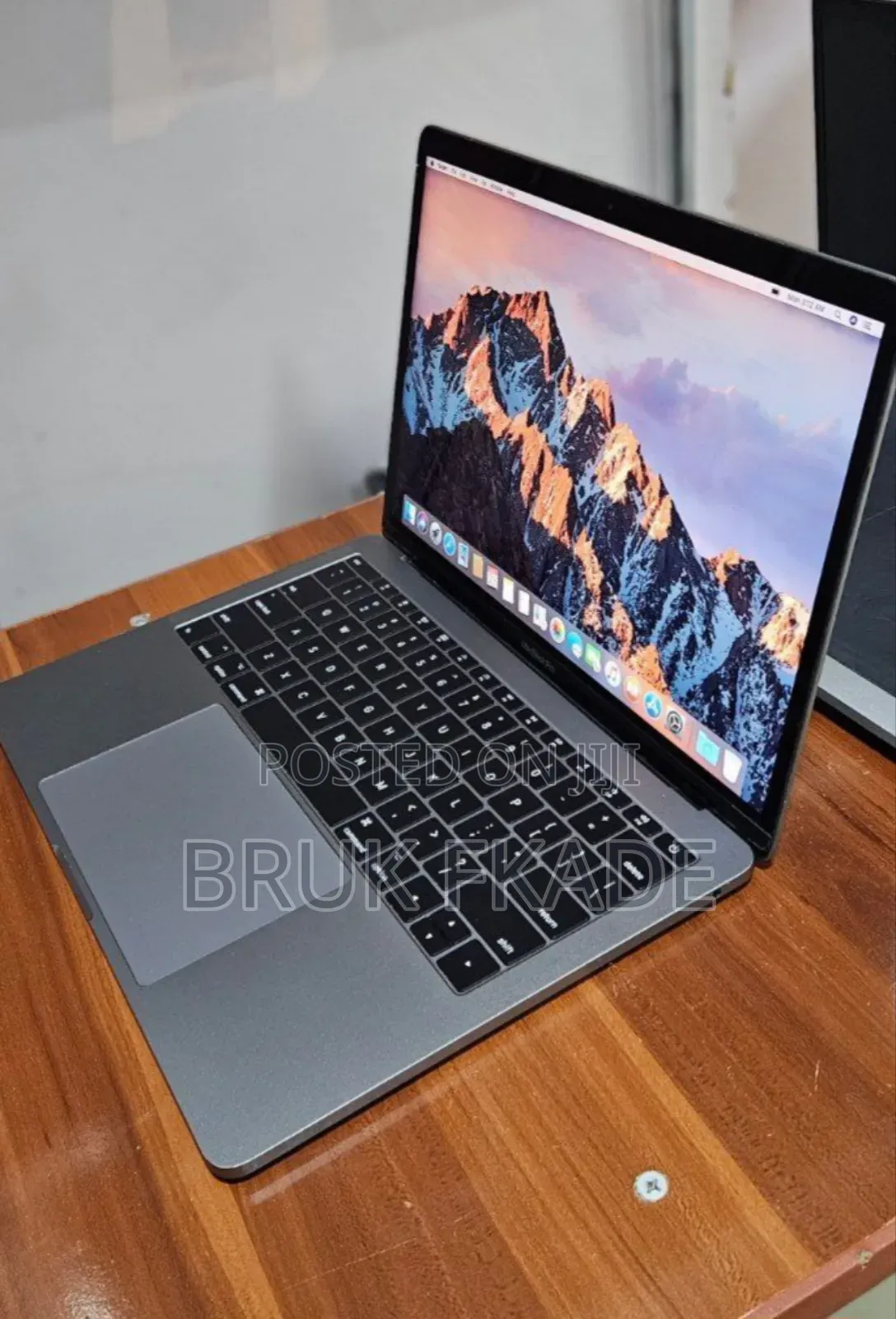 New Laptop Apple MacBook Pro 2017 8GB Intel Core i5 SSD 256GB