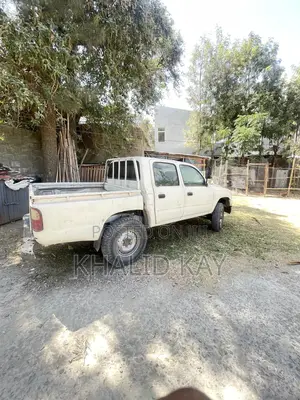 Toyota Hilux 2004 White