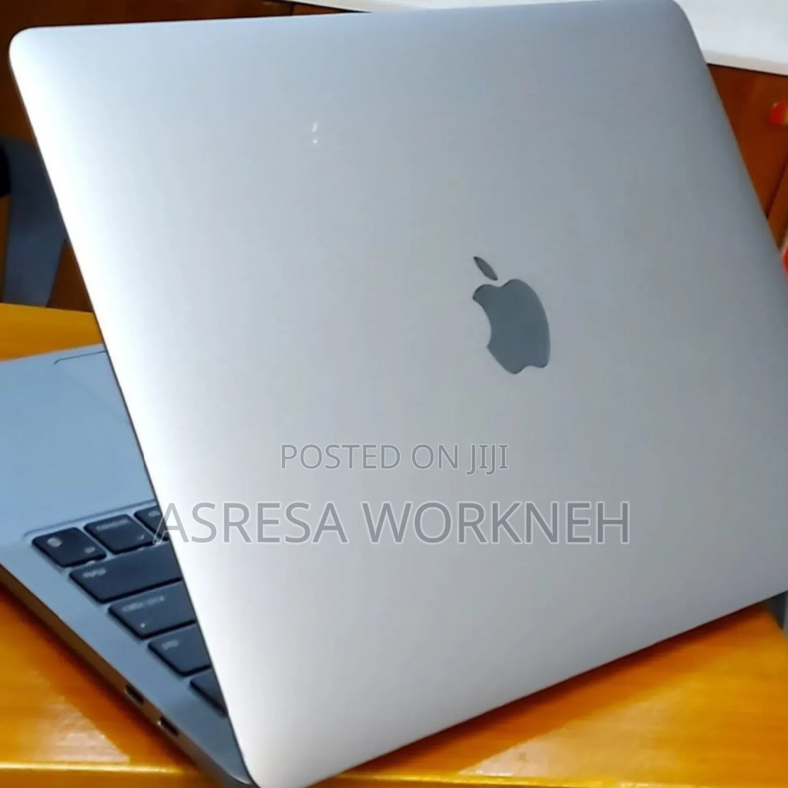 New Laptop Apple MacBook Pro 2022 M2 8GB Intel Core i9 SSD 256GB