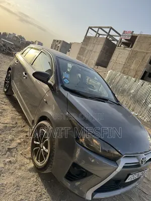 Toyota Yaris SE Hatchback 5dr 2014 Gray