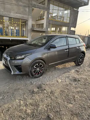 Toyota Yaris SE Hatchback 5dr 2014 Gray