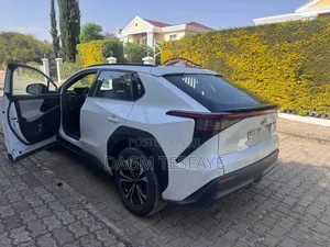 Toyota bZ4X 71.4 kWh AWD 2023 White