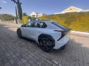 Toyota bZ4X 71.4 kWh AWD 2023 White