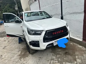 Toyota Hilux 2023 White