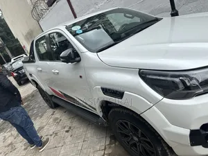 Toyota Hilux 2023 White