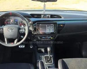 Toyota Hilux 2023 White