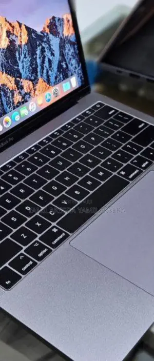 New Laptop Apple MacBook Pro 2017 8GB Intel Core i5 SSD 256GB
