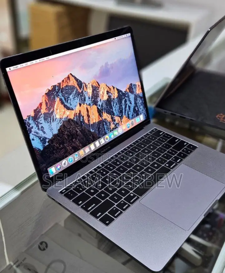 New Laptop Apple MacBook Pro 2017 8GB Intel Core i5 SSD 256GB