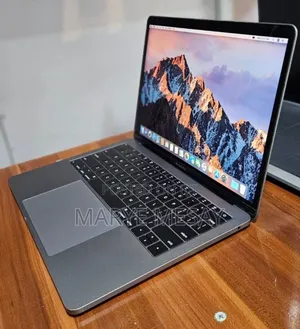 New Laptop Apple MacBook Pro 2017 8GB Intel Core i5 SSD 256GB