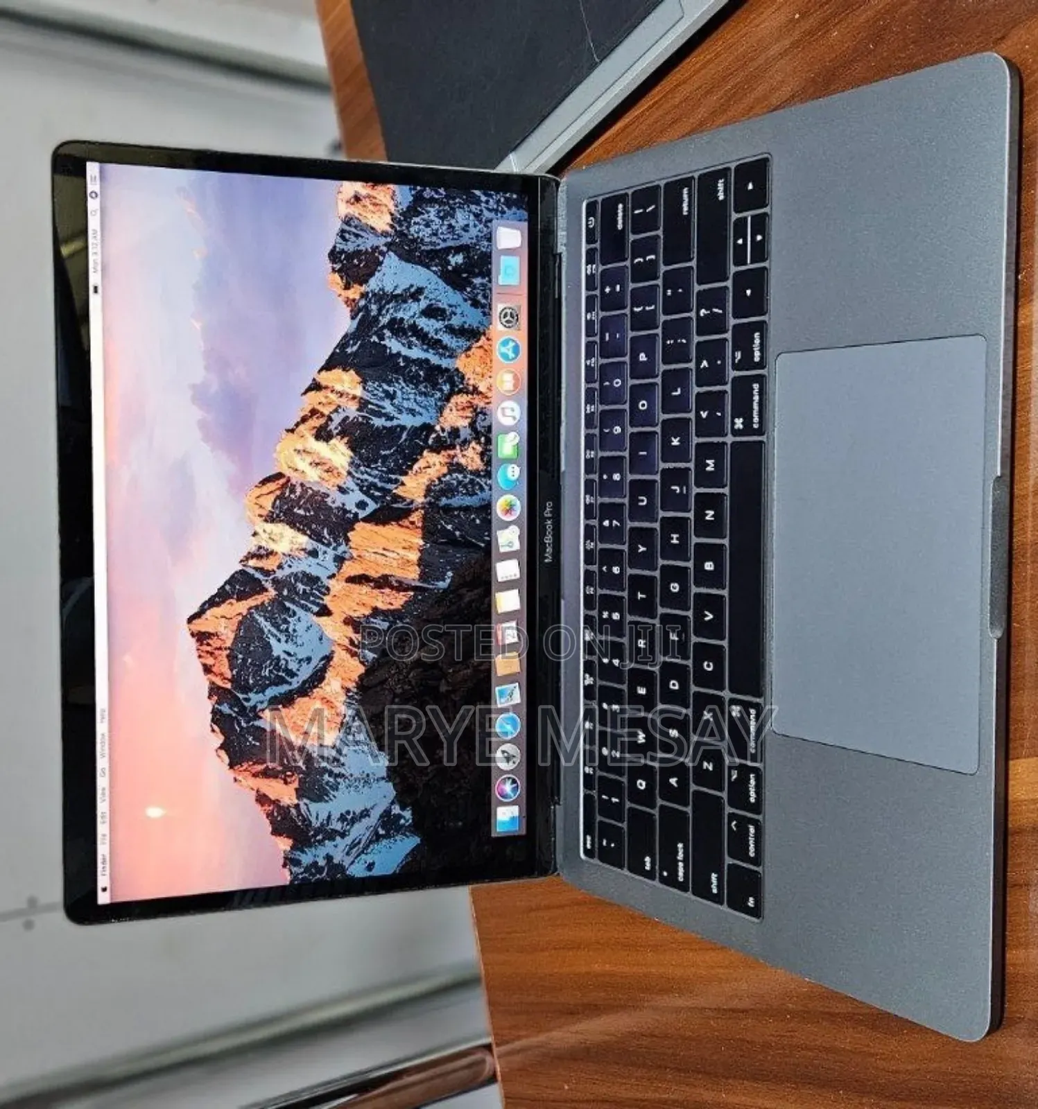 New Laptop Apple MacBook Pro 2017 8GB Intel Core i5 SSD 256GB
