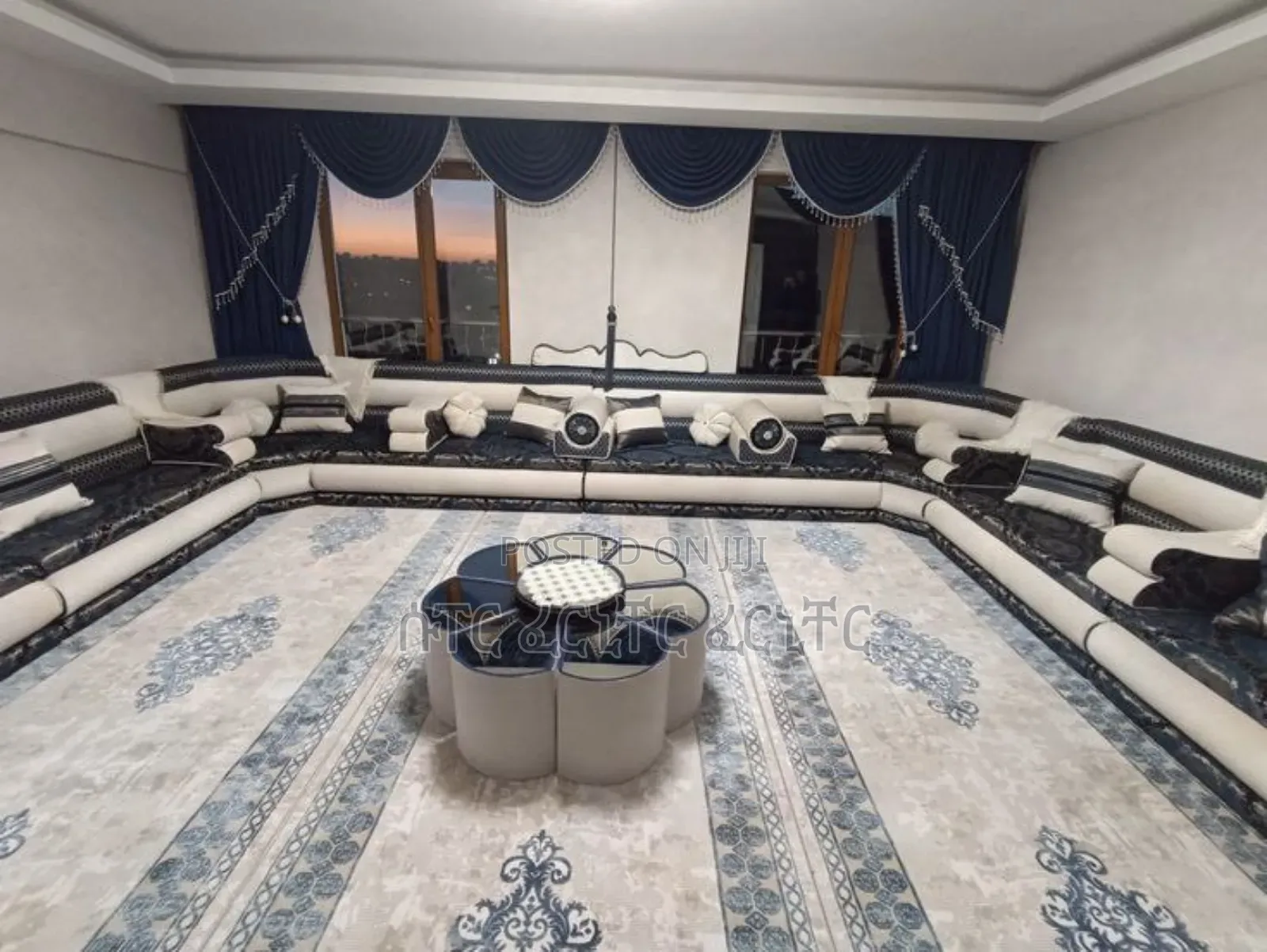 H K Arebiyan Mejlis With Teble