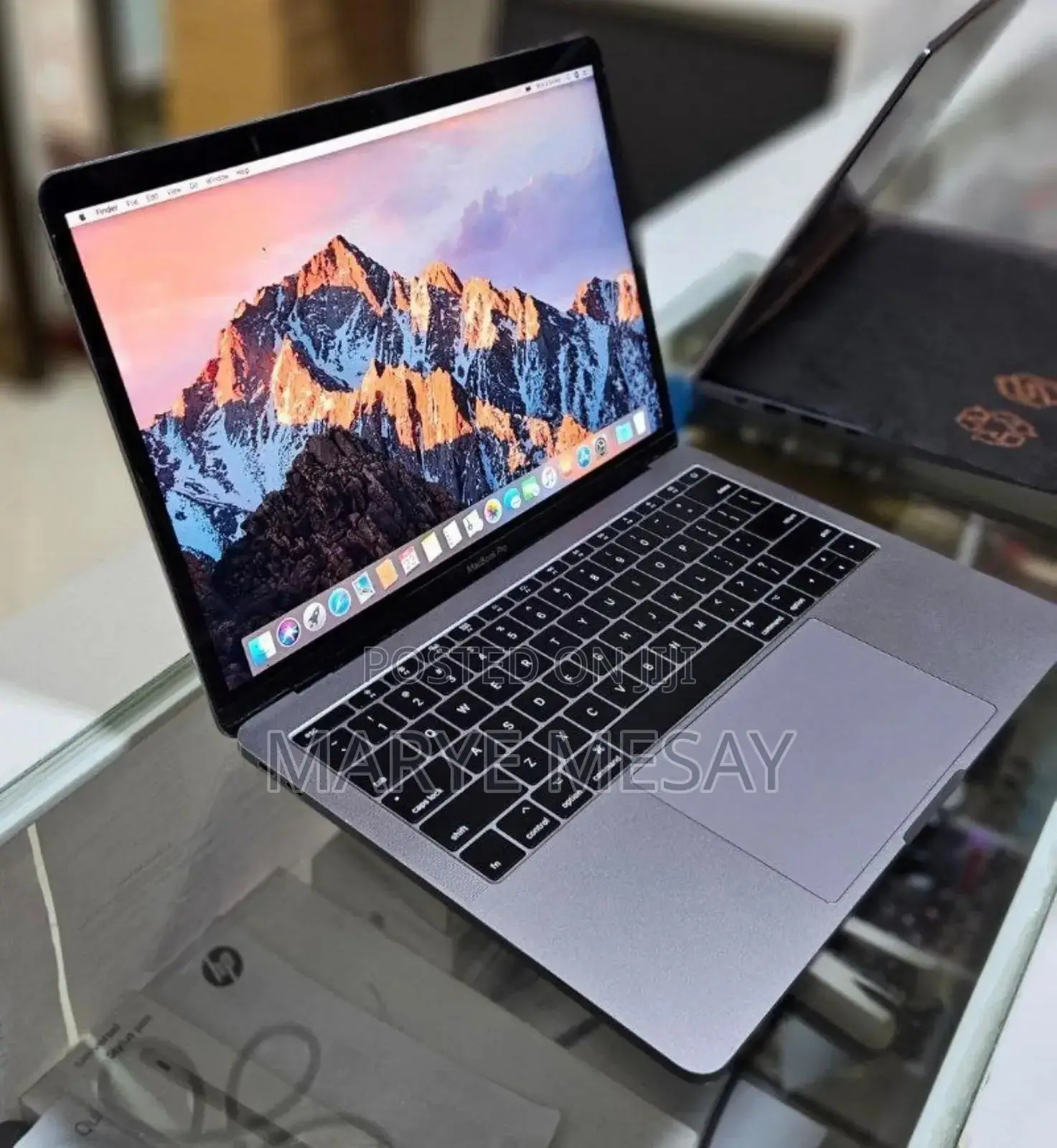 New Laptop Apple MacBook Pro 2017 8GB Intel Core i5 SSD 256GB