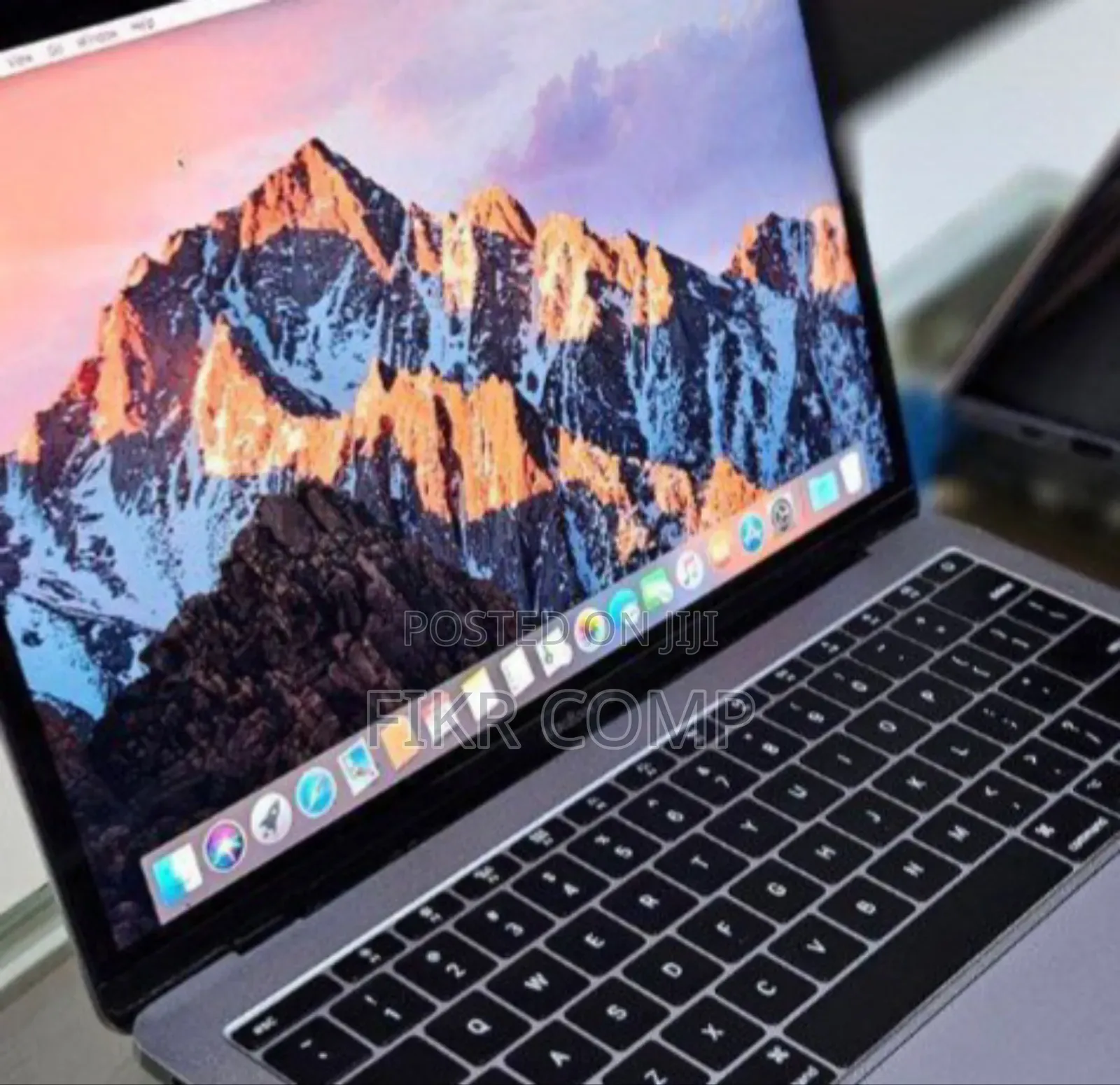 New Laptop Apple MacBook Pro 2017 8GB Intel Core i5 SSD 256GB