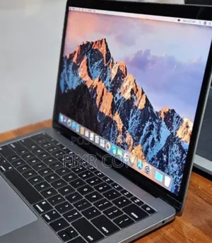 New Laptop Apple MacBook Pro 2017 8GB Intel Core i5 SSD 256GB