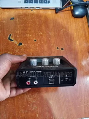 Behringer U-Phoria Um2 Sound Card