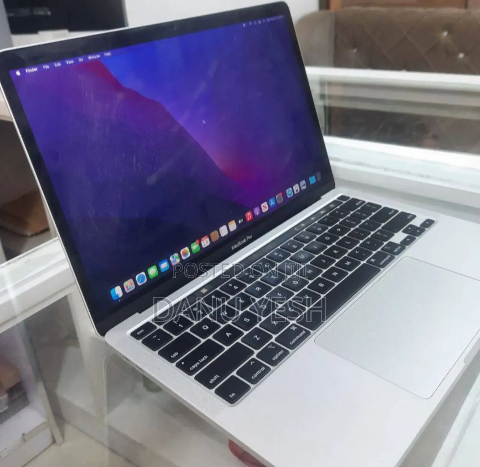 New Laptop Apple MacBook Pro 2020 8GB Intel Core i5 SSD 256GB