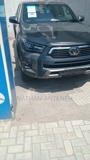 New Toyota Hilux 2025 Gray