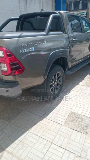 New Toyota Hilux 2025 Gray